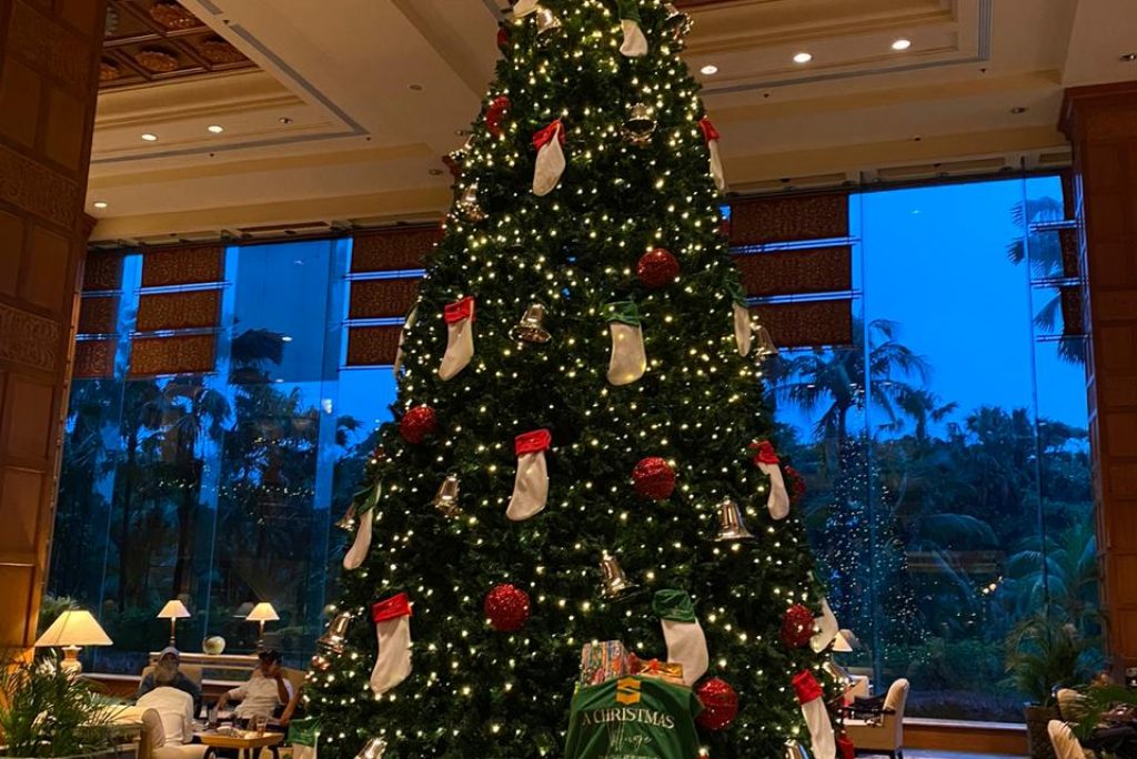 Buat Akhir Tahun Tak Terlupakan dengan Kemeriahan Natal di Shangri-La Hotel Surabaya