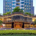 Gandeng Designer Ternama Surabaya, Quest Hotel Darmo Surabaya Kreasikan Pohon Natal dari Batik