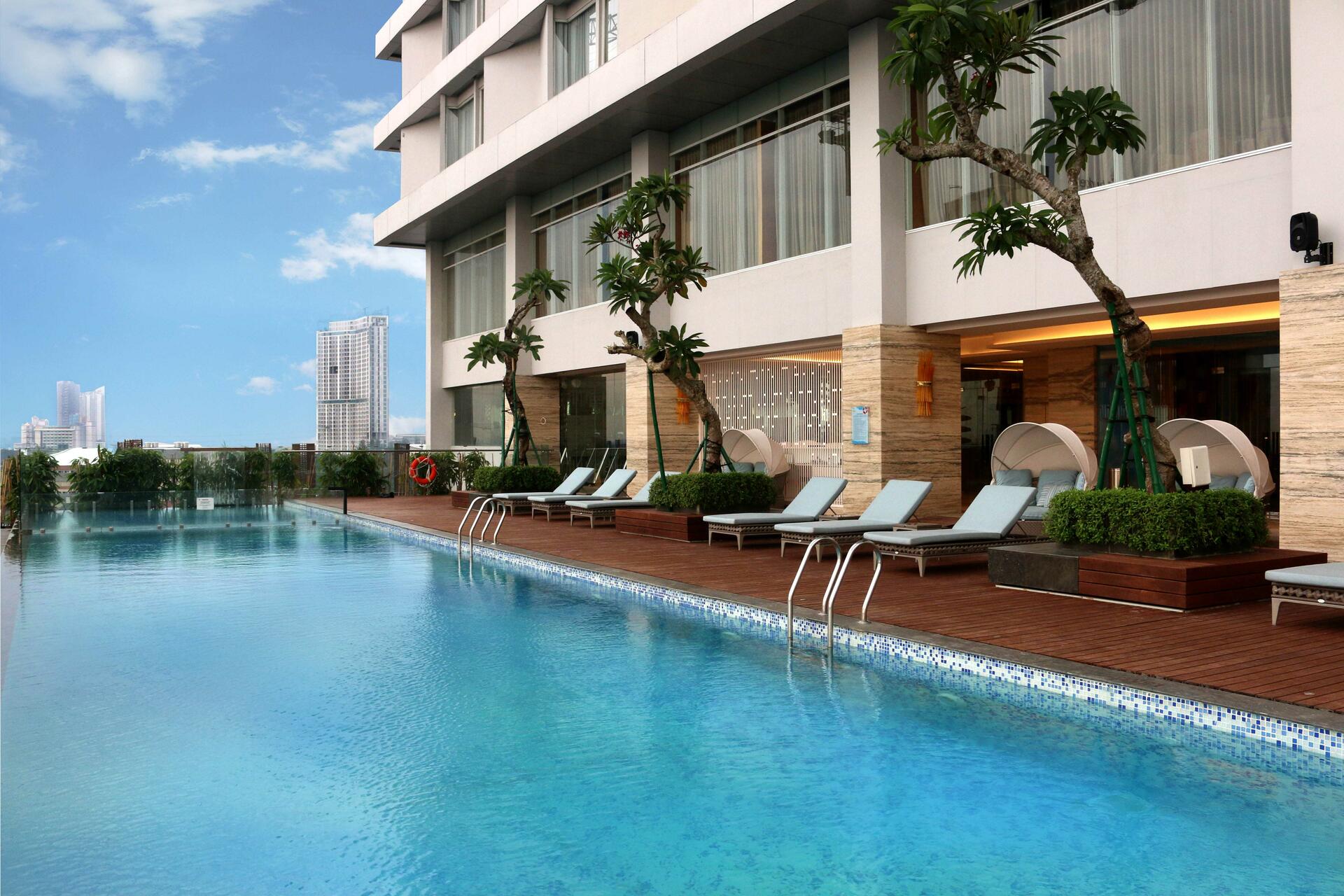 4 Hotel Mewah di Surabaya dengan Fasilitas Rooftop Pool