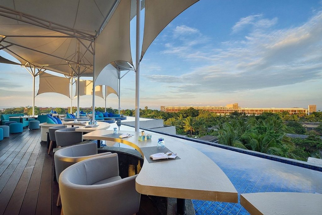 5 Rekomendasi hotel dengan rooftop cafe dan restaurant terbaik di Bali