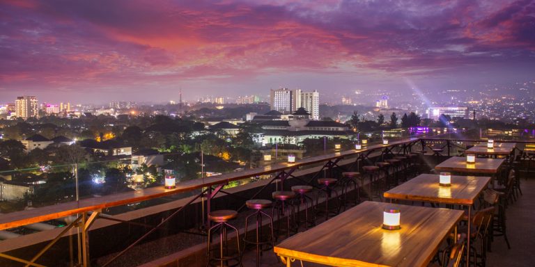 5 Dining di Rooftop Restaurant dengan City View Kota Bandung