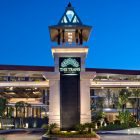 Intip Keunikan Hotel Pertama Di Indonesia Yang Miliki Kolam Renang Gantung, Wajib Coba!