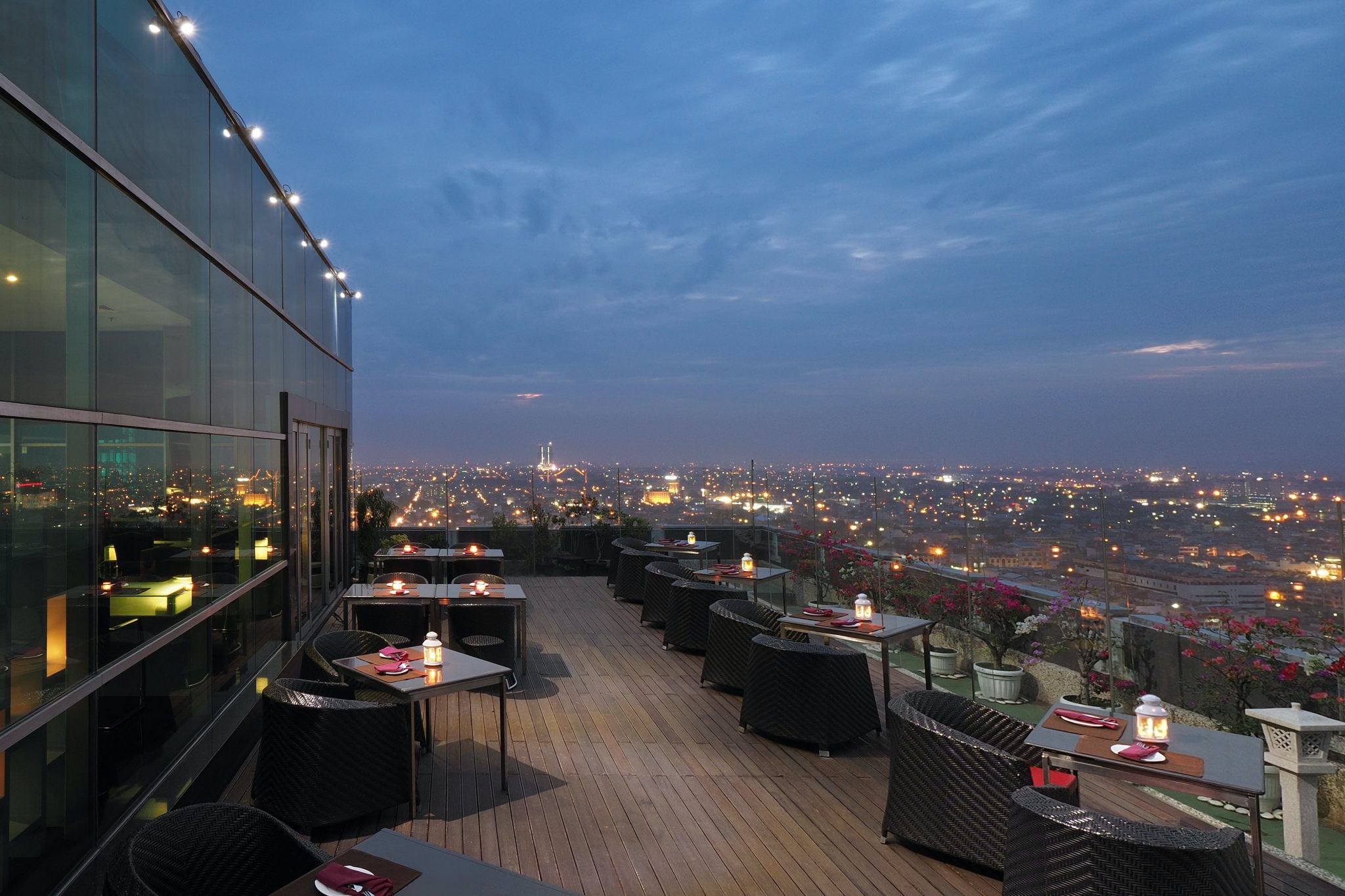 Dinner Sambil Menikmati Skyview Kota Medan di Rooftop Restaurant Ini