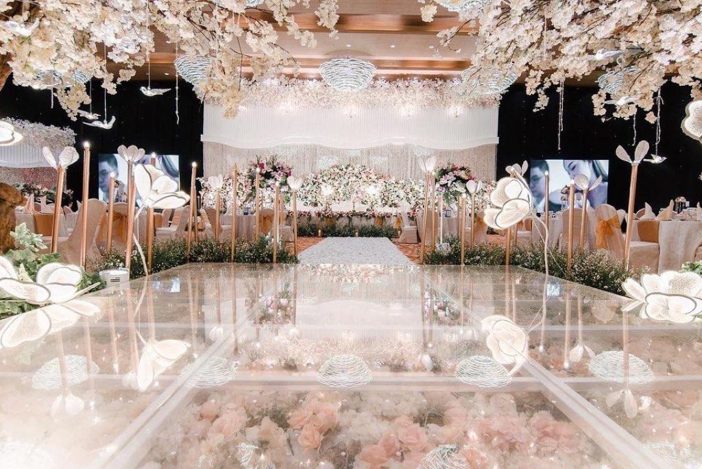 Pagelaran Akbar Pesta Pernikahaan di Grand Mercure Kemayoran dengan Konsep Luxury White