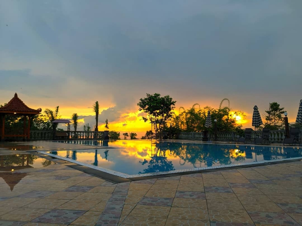 Kolam renang D'Kaliurang Resort