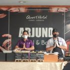 Hotel Bisnis Surabaya Satu ini Memiliki Cafe Taman di Dalam Ruangan Loh