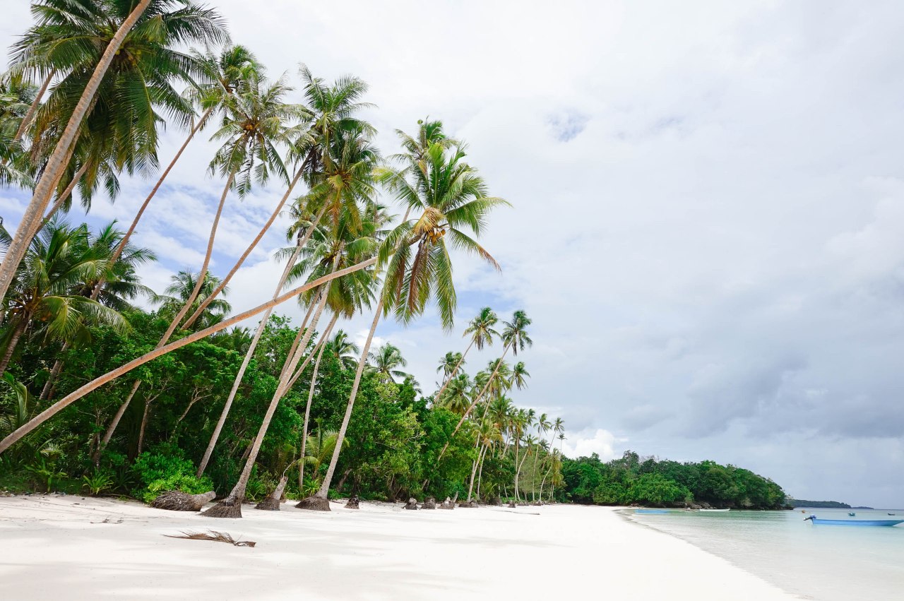 Pantai Pasir Putih Terhalus di Asia Ternyata ada di Indonesia Lho