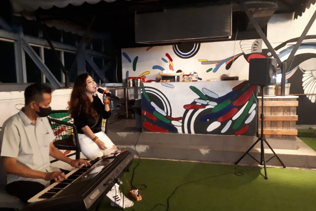 Menghabiskan Malam Akhir Pekan Sambil Menikmati Live Music di Roof Top Escape di Midtown Residence Surabaya