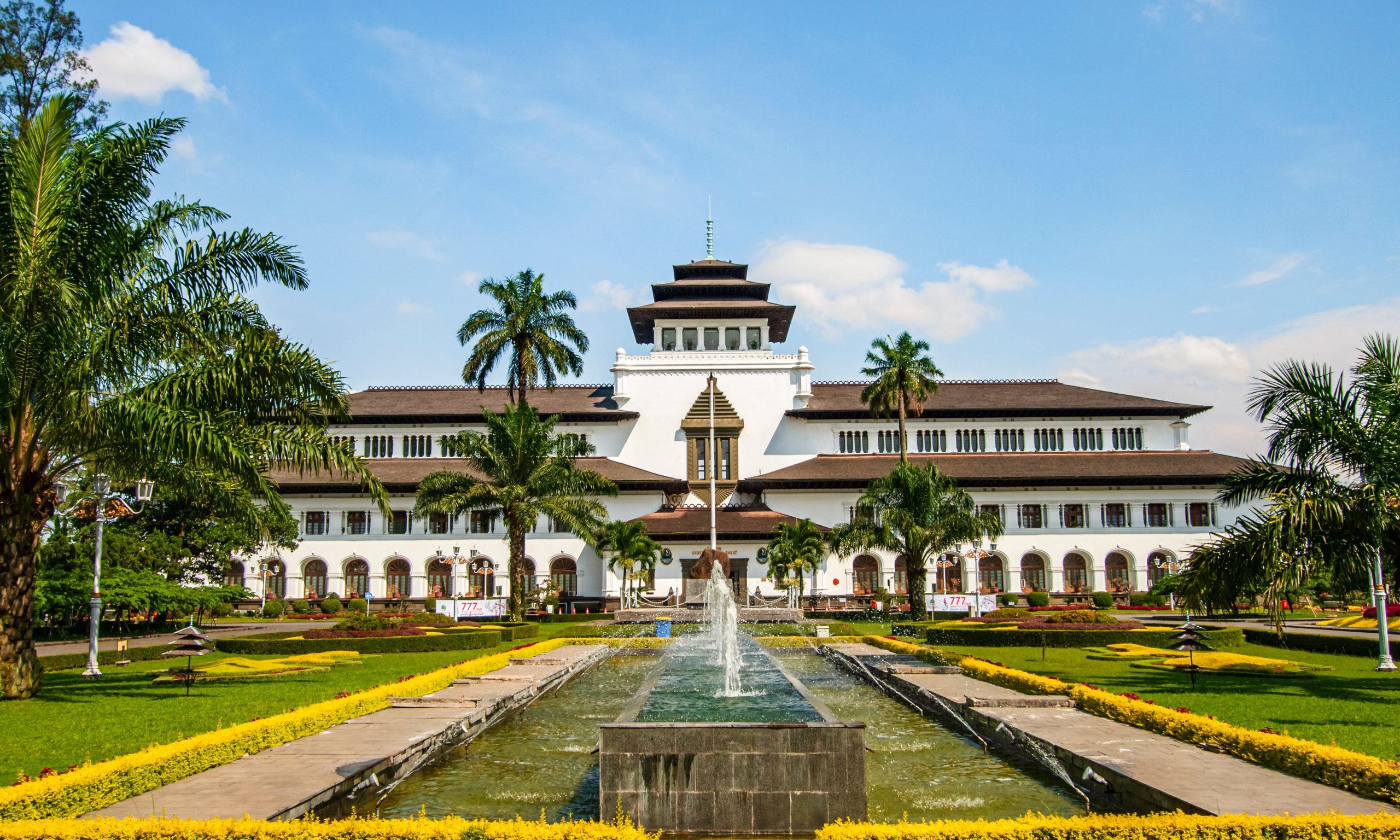 Hotel Bandung Ini Punya Infinity Pool yang Menyajikan Pemandangan Kota Bandung Yang Mengesankan