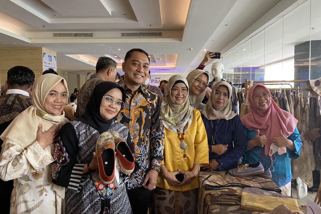 Walikota Surabaya Hadiri Pameran Batik Dalam Rangka Pembukaan HUT MNC Land ke 15