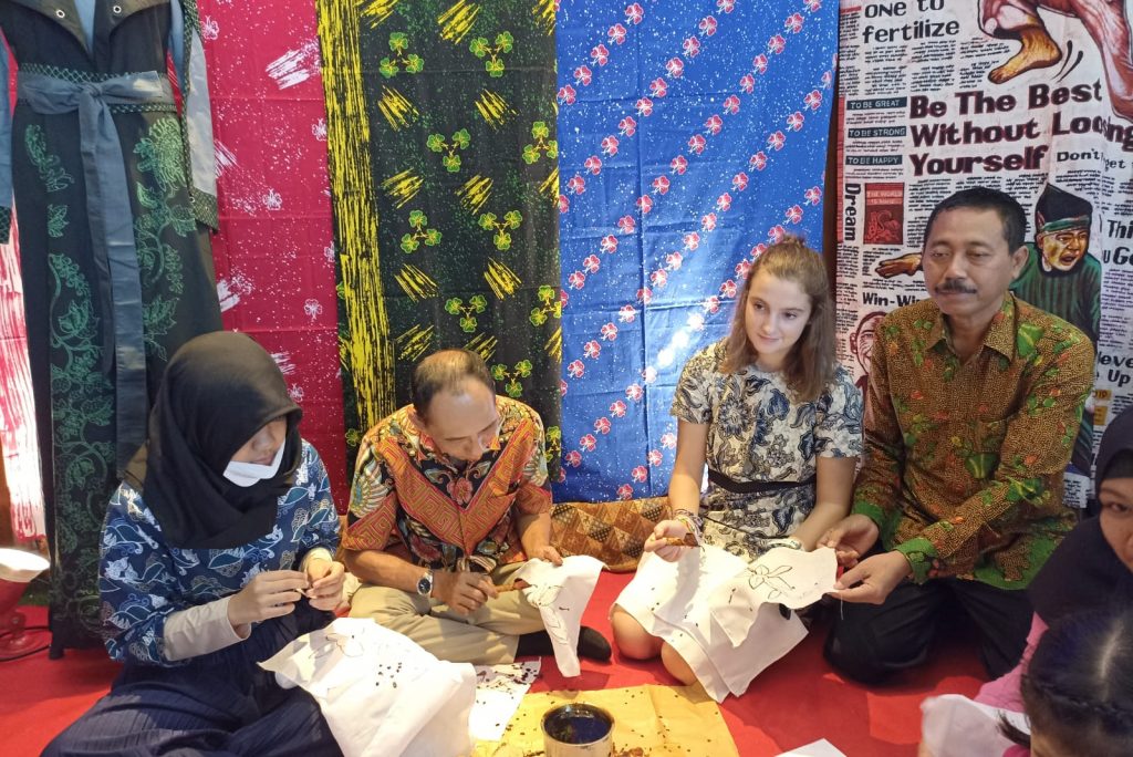 UMKM dan Pelajar dari Belgia ikut meramaikan Hari Batik Nasional di Luminor Hotel Jemursari Surabaya