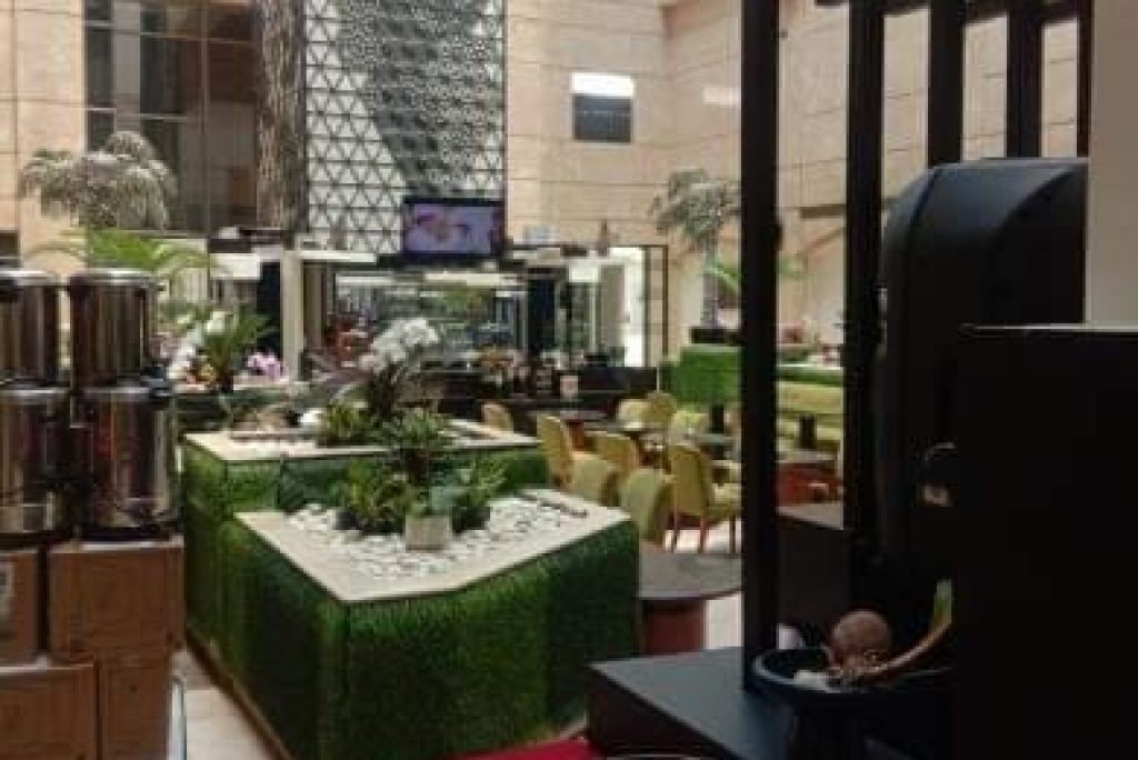 Sensasi Relaks di Lobi Surabaya Suites Hotel