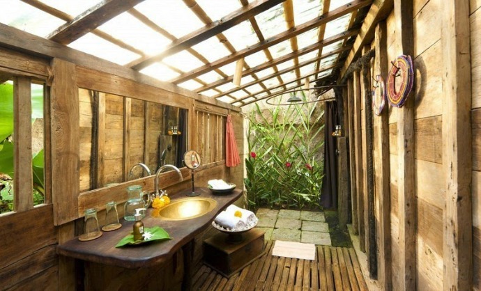 Kamar Mandi Hotel Bambu Indah Bali, pengunjung dapat mandi serta menikmati cahaya rembulan dari atap saat malam hari