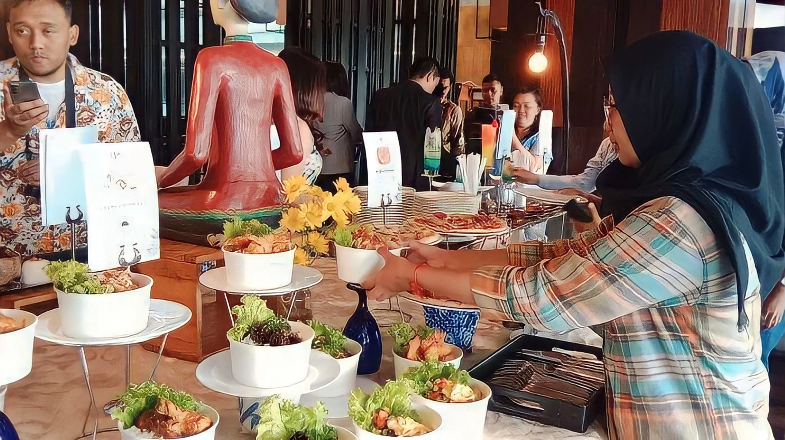 Potret pengunjung sedang mengambil menu Bowl on The Go dalam acara promo food and beverage di Gris Restaurant Hotel PO Semarang