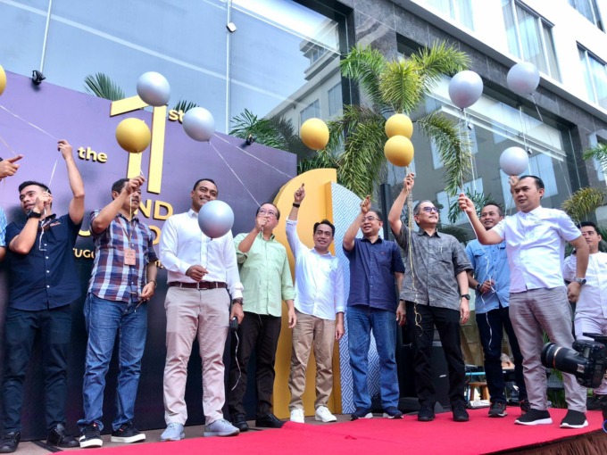 Manajemen FUGO Hotel Banjarmasin bersama sejumlah kolega melakukan pelepasan balon dalam perayaan hari jadi FUGO Hotel