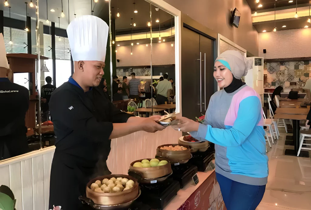 Salah satu tamu yang menikmati aneka dimsum buatan chef Mario di promo Delicious Sunday Hotel 88 Kedungsari Surabaya