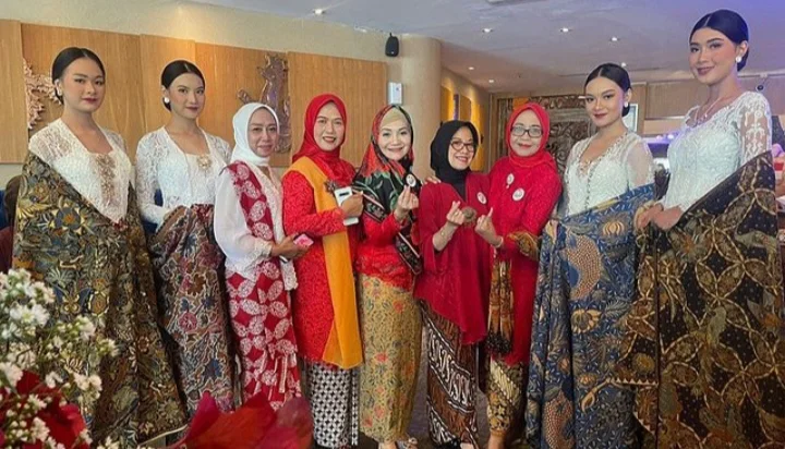 Sesi Foto dengan Model Kebaya Kain Batik Walang Kekek dalam Acara Fashion & Luncheon di The Sunan Hotel Solo