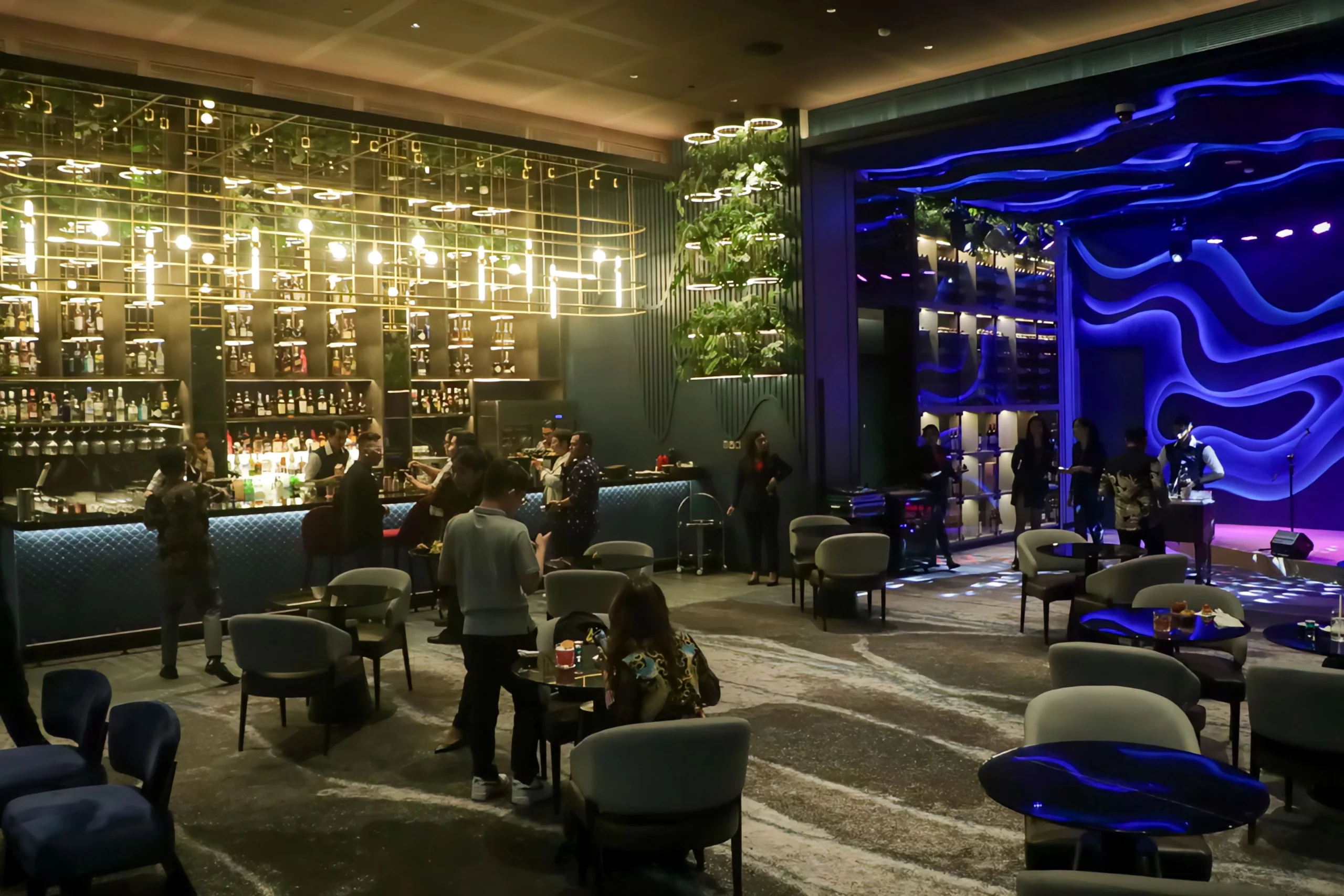 Suasana Lounge Bar dengan Konsep Samudera Bernama CRUZdi Vasa Hotel Surabaya