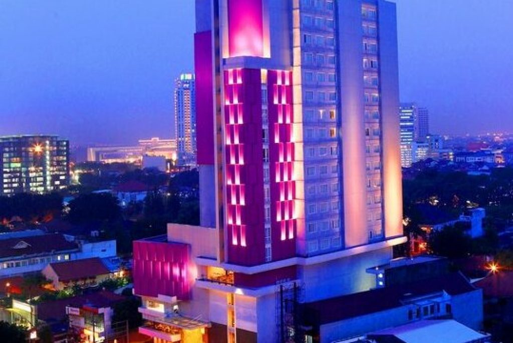 Nikmati Citylight Surabaya dengan Kenyamanan Bermalam di Hotel Santika Premiere Gubeng