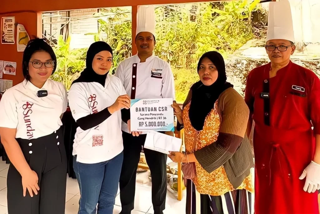 Tim Platinum Hotel Balikpapan Demo Memasak dan Kids Activity Bersama Warga