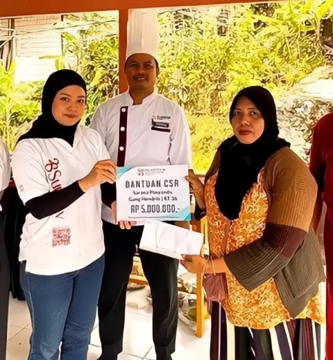 Berbagi kebaikan dengan Charity Box YELLO Hotel Paskal Bandung