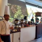 Hotel Bisnis Surabaya Satu ini Memiliki Cafe Taman di Dalam Ruangan Loh