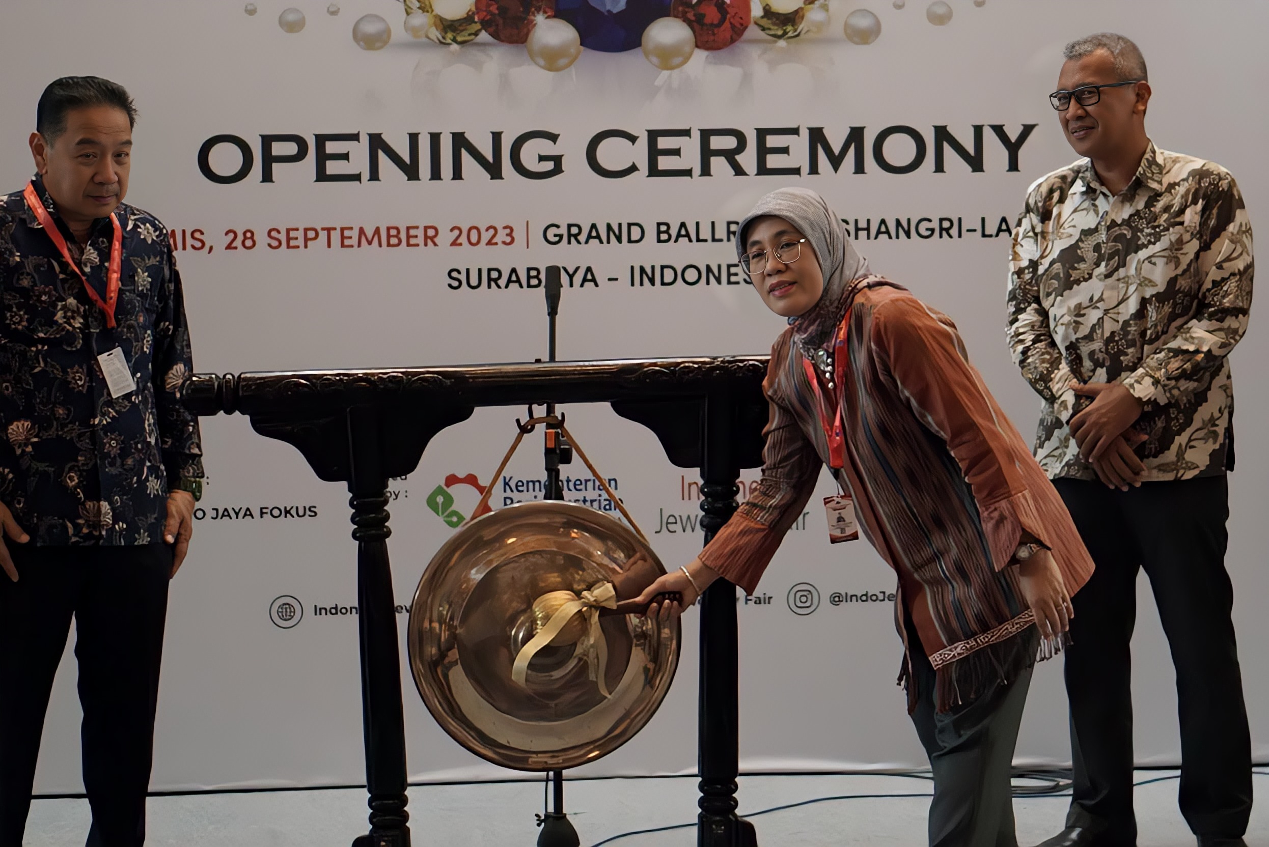 Reni Yanita, Dirjen Industri Kecil, Menengah, Kementerian Perindustrian RI membuka Surabaya International Jewellery Fair