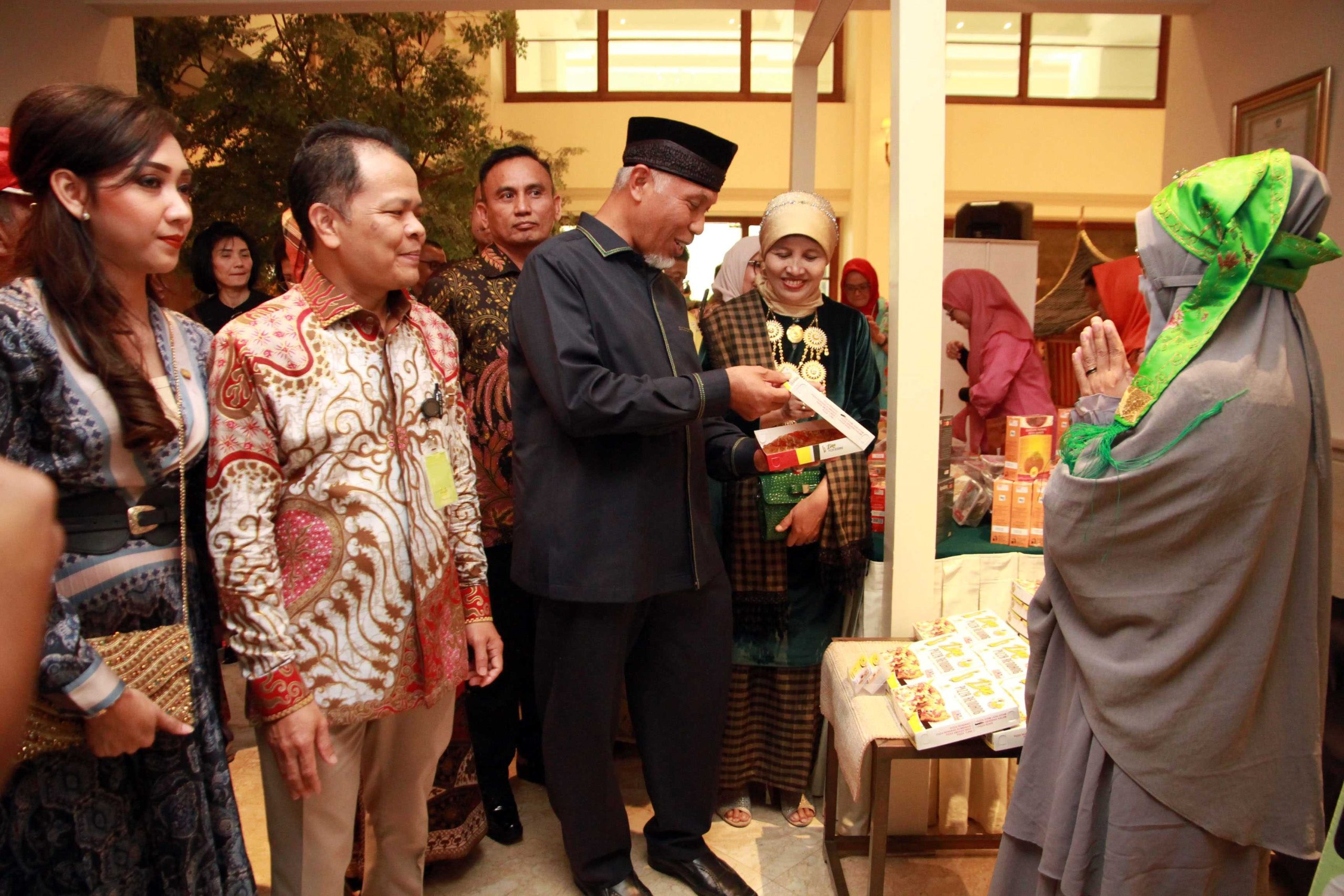 Gubernur Sumatera Barat Mahyeldi Ansharullah mengunjungi pameran kuliner usai membuka program jelajah budaya “Discover West Sumatera” di Pendopo Lounge, Hotel Borobudur, Jakarta, Sabtu (7/10)