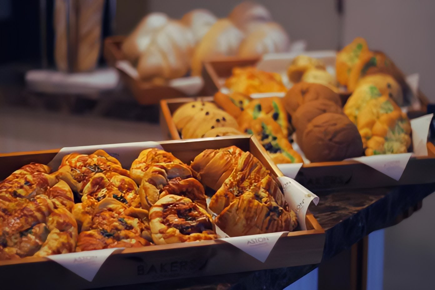 Nikmati Sensasi Kelezatan Roti dan Kue di Bakers Corner Hotel ASTON Palembang