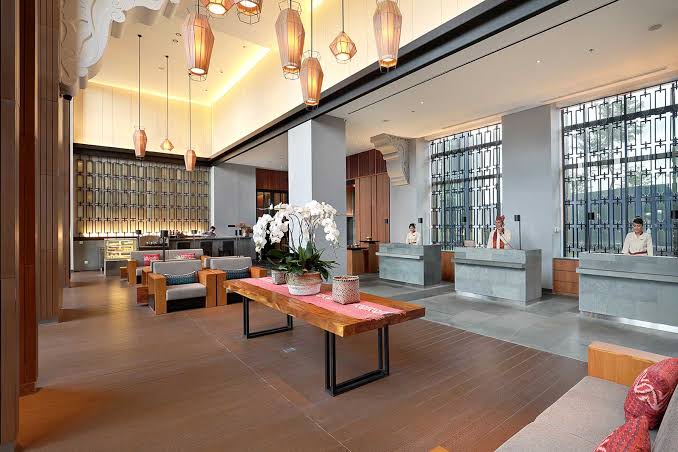 Ornamen-ornamen khas Banyuwangi dengan sentuhan modern menjadikan lobby Kokoon Hotel Banyuwangi penuh kemewahan