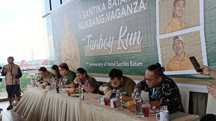 Tanboy Kun saat mengikuti Mukbang Nasi kandar di Hotel Santika Batam