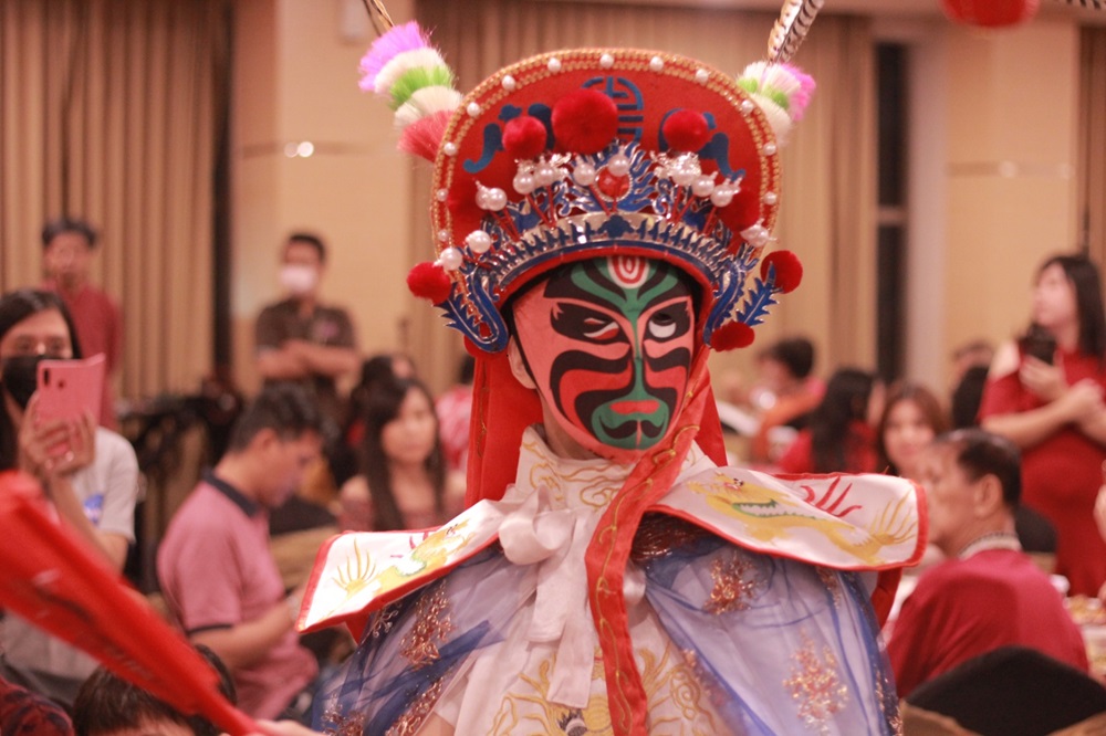 Sambut Tahun Baru Cina, Quest Hotel Darmo Hadirkan Pertunjukan Bian Lian dan Hidangan Khas Imlek