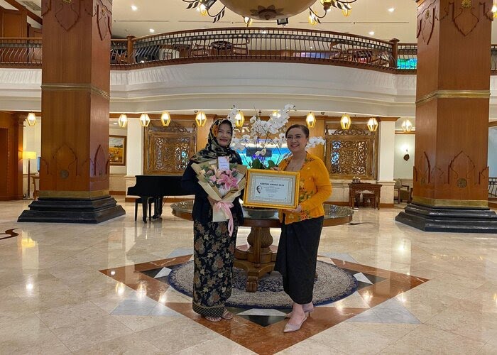 General Manager The Sunan Hotel Solo Retno Wulandari memberikan penghargaan Kartini Award kepada Maliyana Nur Wijayanti, SPd, MM selaku Ketua Umum Solo Preneur