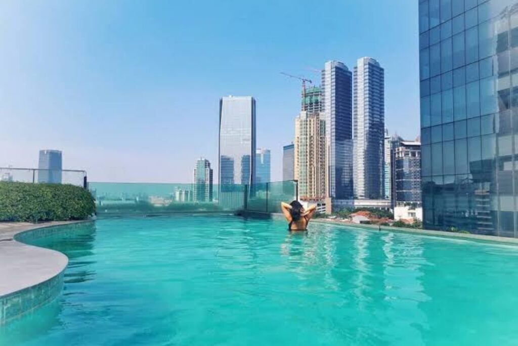 5 Hotel Jakarta yang Menawarkan Infinity Pool Terbaik Untuk Temani Liburan Kamu