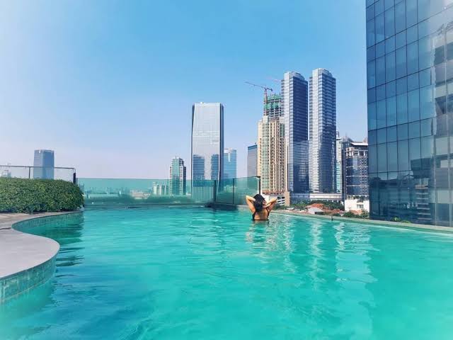 5 Hotel Jakarta yang Menawarkan Infinity Pool Terbaik Untuk Temani Liburan Kamu
