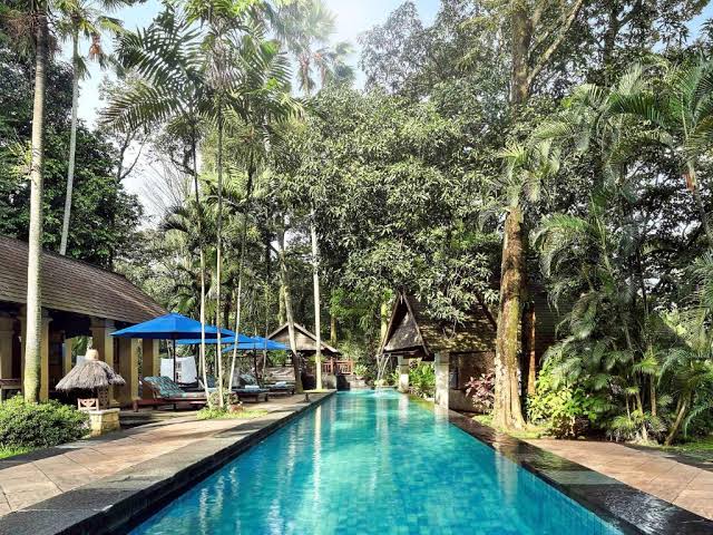 5 Hotel dengan Fasilitas Kolam Air Panas di Puncak Bogor
