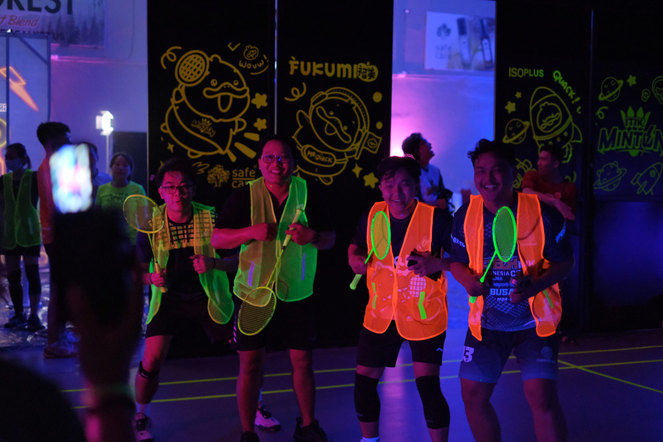 ITIKMINTON, Lapangan Badminton Glow in the Dark Pertama di Indonesia dan Ketiga di Dunia!