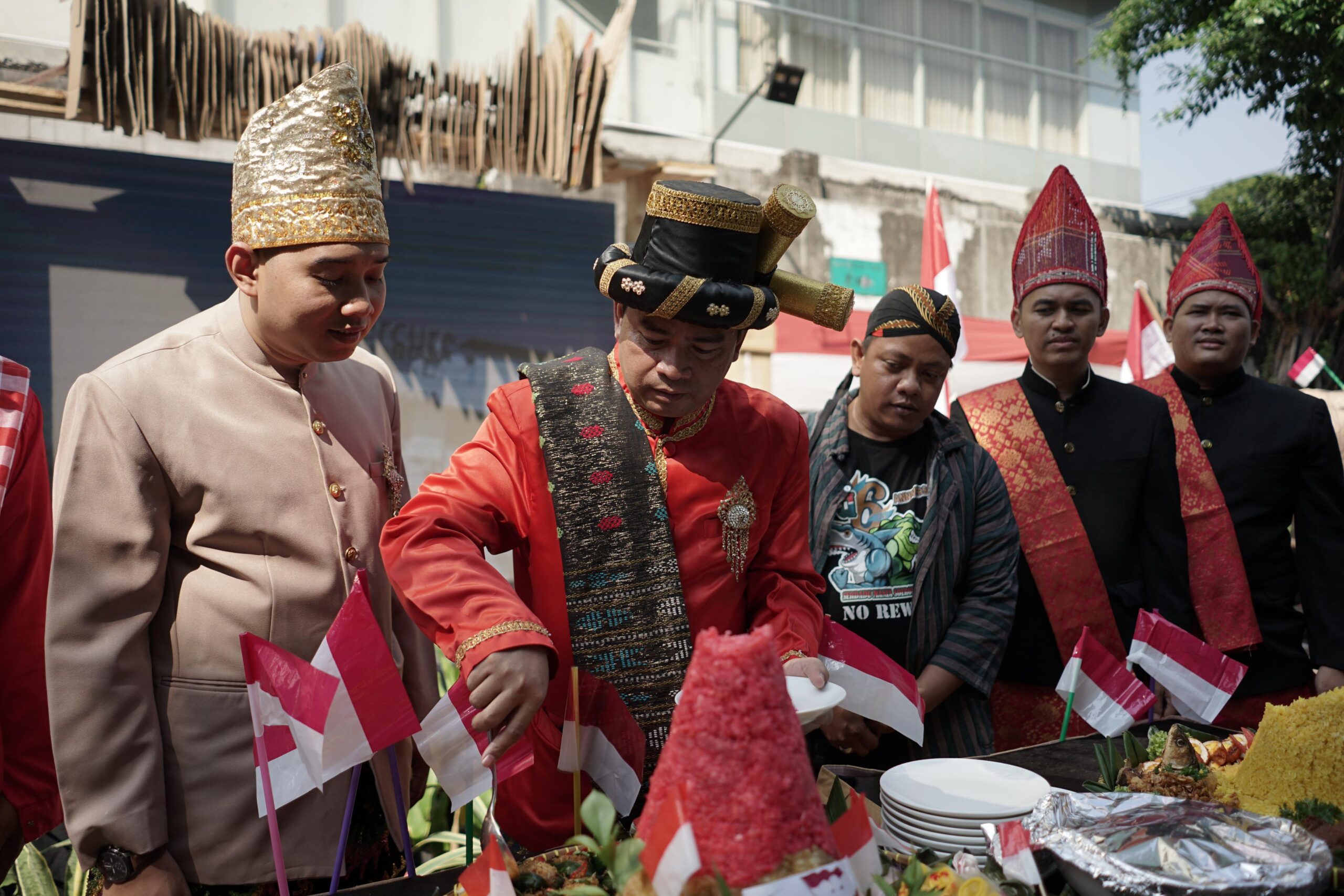 Kegiatan Potong Tumpeng di Mercure Surabaya Grand Mirama