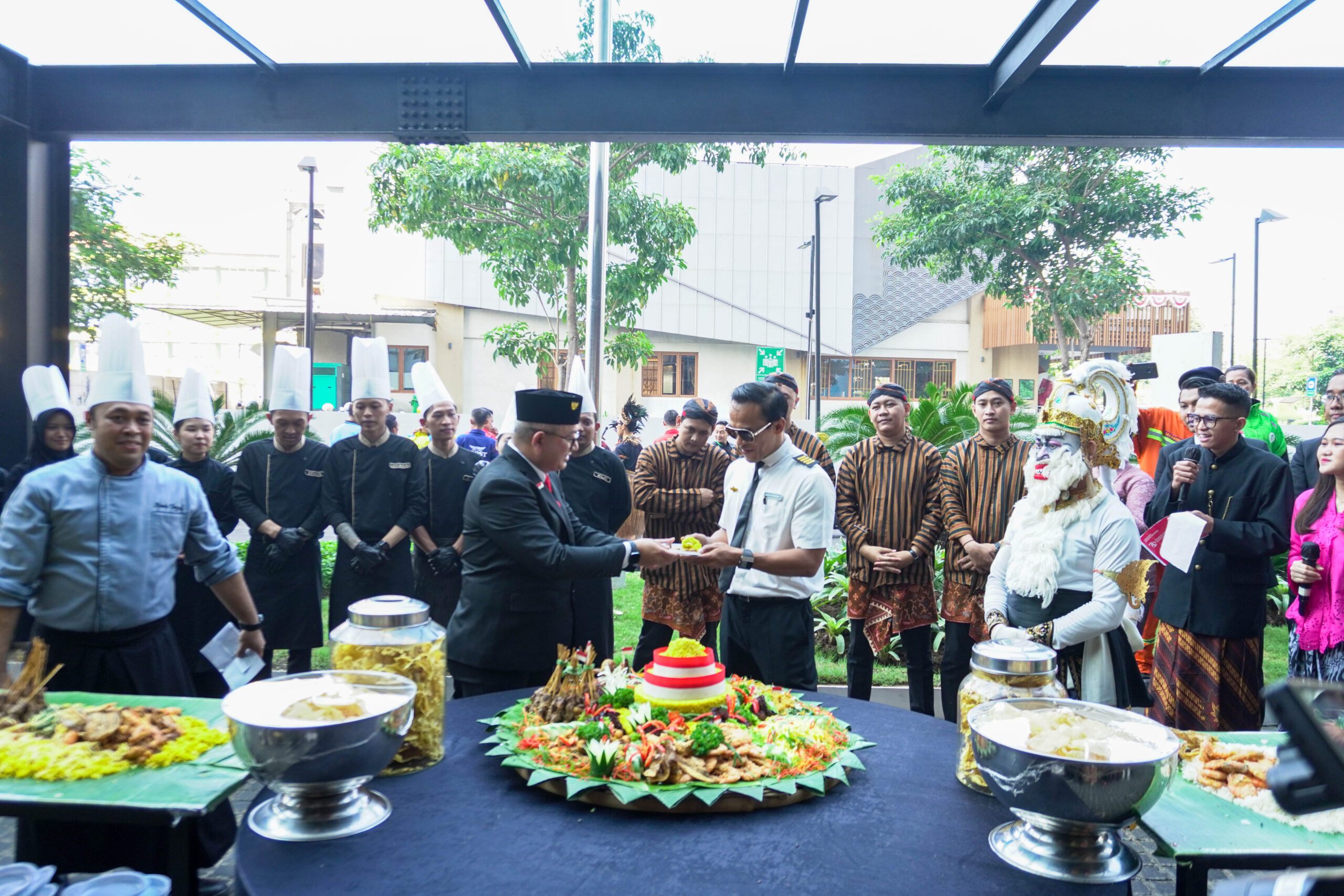 Kegiatan Potong Tumpeng di Whiz Luxe Spazio Surabaya