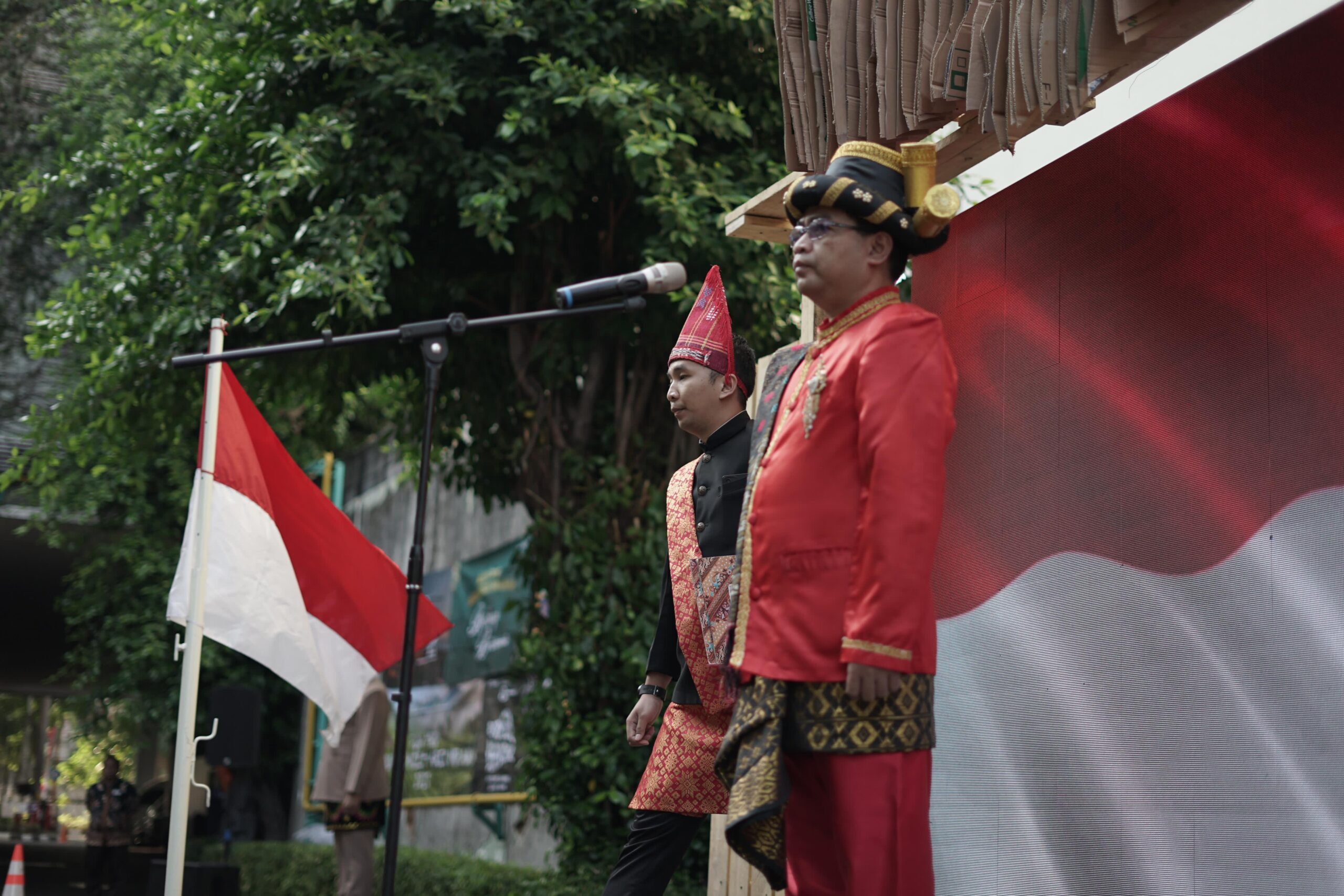 Mercure Surabaya Grand Mirama Meriahkan HUT RI Ke-79 dengan Upacara Bendera, Karnaval dan Potong Tumpeng