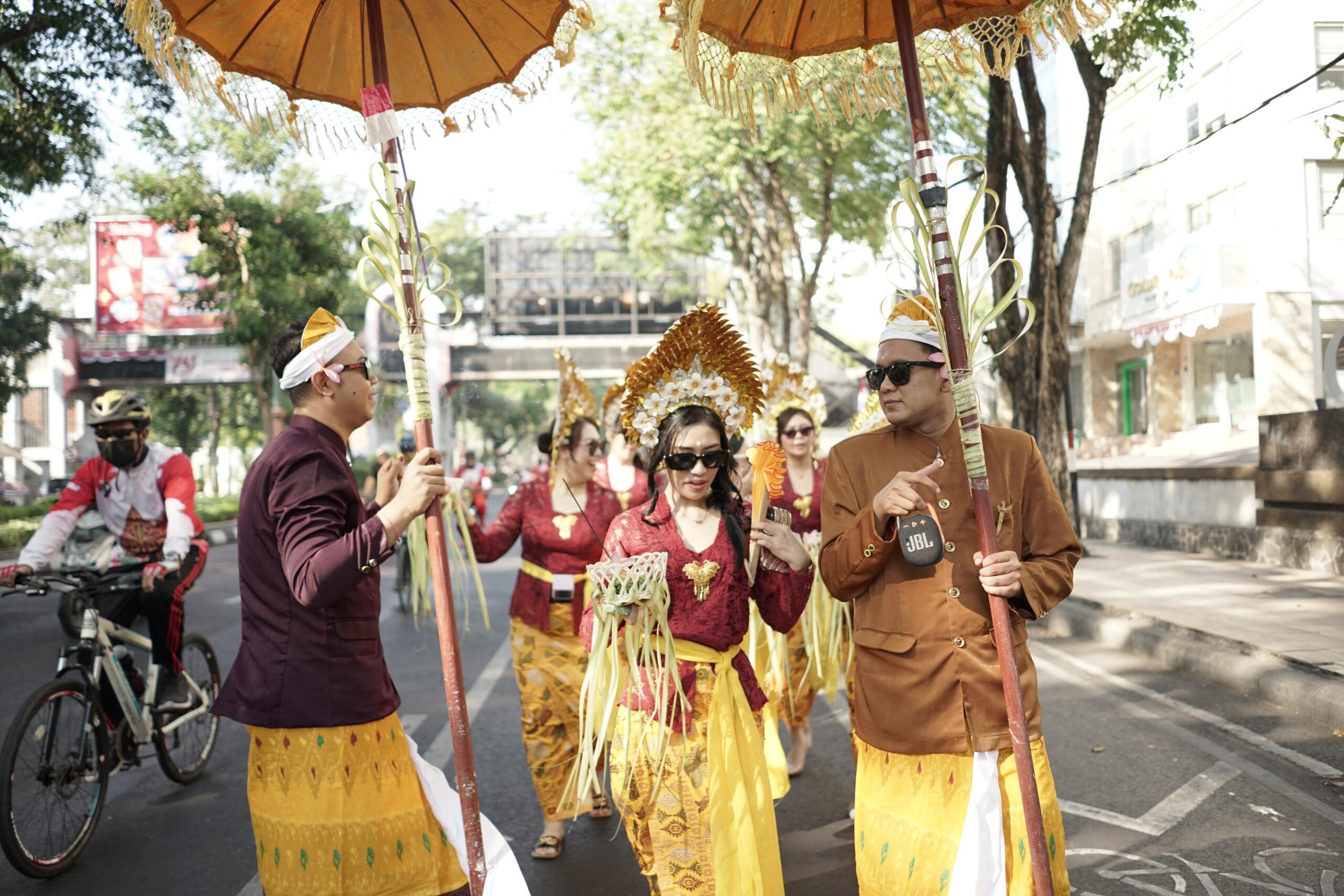 Staff Hotel Mercure Surabaya Grand Mirama Mengenakan Pakaian Adat Bali Saat Karnaval