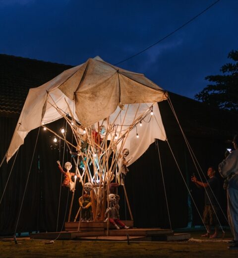 Cafe Bernuansa Pasir Putih Ini Bakal Bikin Kalian Serasa di Bali!