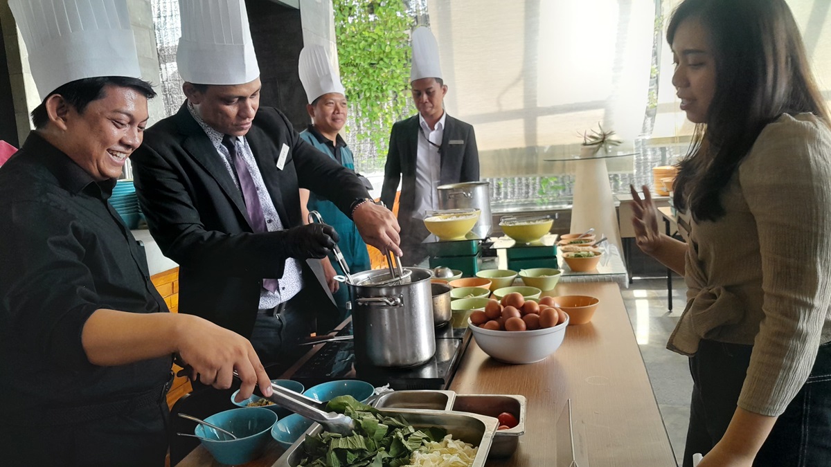 Para Staff Mengambil Hidangan Makan Siang