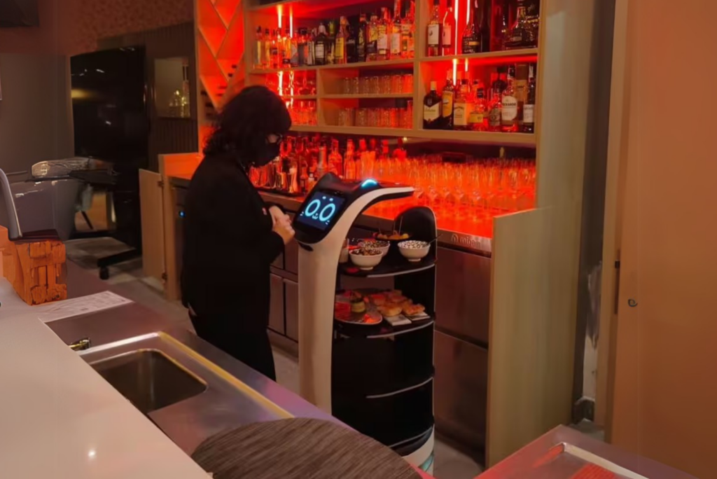 Hotel Rasa Masa Depan! Robot Canggih Layani Tamu Hotel di Benidorm