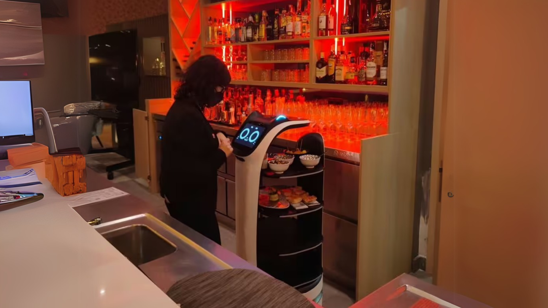 Hotel Rasa Masa Depan! Robot Canggih Layani Tamu Hotel di Benidorm