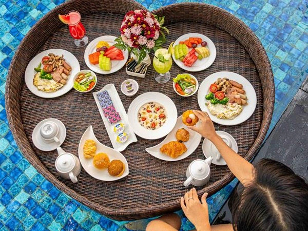 Floating Breakfast dengan Pemandangan Kota Surabaya di Hotel Ciputra World