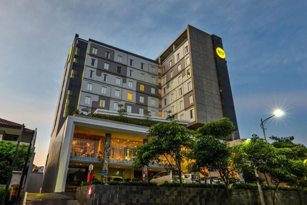 Rayakan Tahun Baru di YELLO Hotel Jemursari Surabaya dan Dapatkan Tiket Pesawat Gratis!