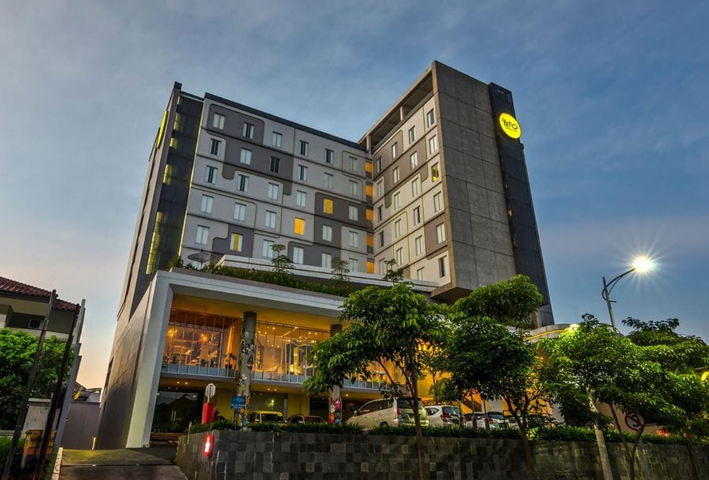 Rayakan Tahun Baru di YELLO Hotel Jemursari Surabaya dan Dapatkan Tiket Pesawat Gratis!