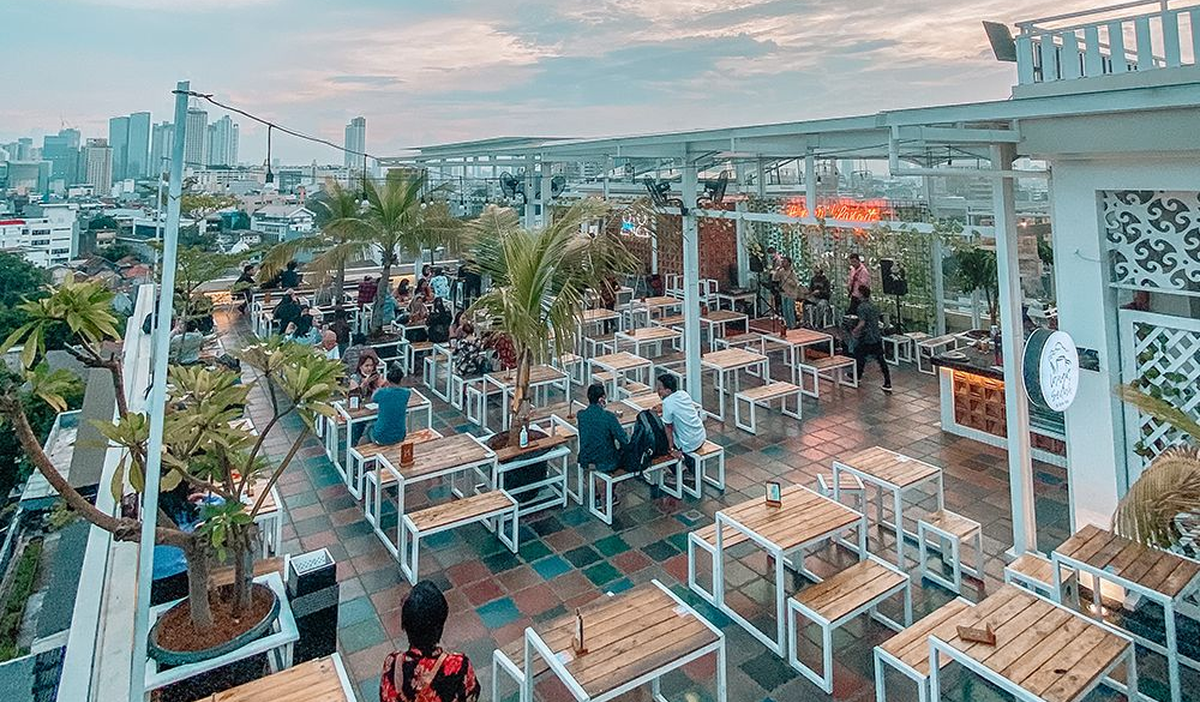 Sensasi Nongkrong Di Cafe Rooftop Hotel Terbaik Di Surabaya!