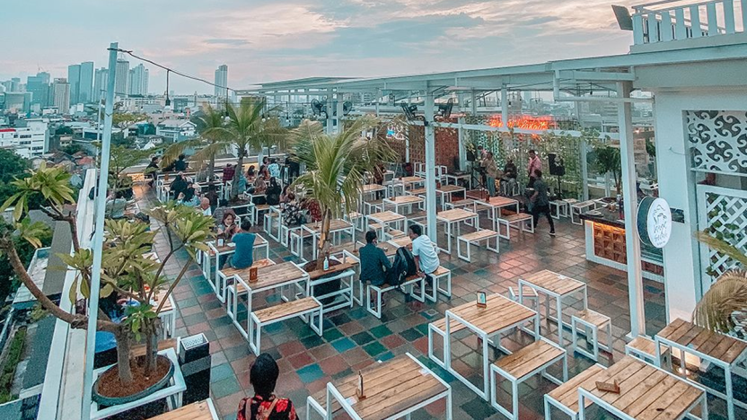 Sensasi Nongkrong Di Cafe Rooftop Hotel Terbaik Di Surabaya!